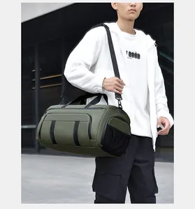Detail der militärgrünen Reisetasche mit atmungsaktivem Netzfach und gepolstertem Schultergurt