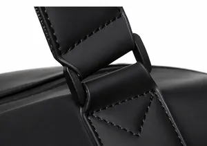 Dettaglio della borsa da viaggio con cuciture rinforzate e fibbie in metallo opaco