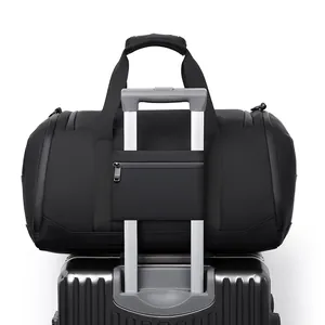 Grand sac de voyage de sport noir avec sangle de bagage et tissu imperméable