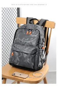 Vue détaillée du sac à dos camouflage avec port USB et tirettes de fermeture orange