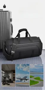 Detail der wasserfesten Reisetasche mit Schuhfach und gepolstertem Schultergurt