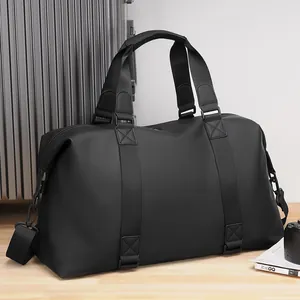 Grande borsa da viaggio nera per affari e fitness su uno sfondo di valigia argentata