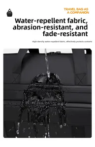 Nahaufnahme von wasserfestem High-Density-Gewebe der schwarzen Reisetasche im Test
