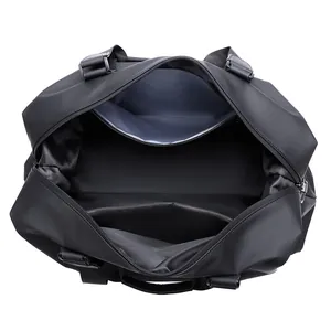 Borsa da viaggio nera impermeabile con grande scomparto e tasca interna a zip