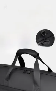 Detailansicht der glatten Doppelreißverschlüsse, Polstergriffe und Haken der Reisetasche