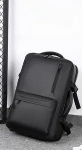 Detalle del tejido Oxford negro mate impermeable y los bolsillos con cremallera