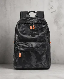 Vue avant du sac à dos camouflage noir avec fermetures éclair orange en U et poche avant