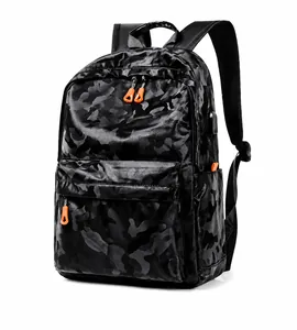 Détail de sac à dos camouflage avec fermetures éclair orange et port de charge USB intégré