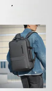 Vista trasera de un hombre con mochila de negocios impermeable en oxford gris carbón