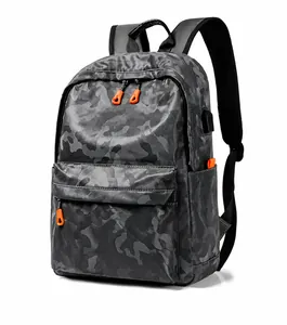 Détail du sac à dos camouflage avec port de charge USB et tirettes de fermeture orange