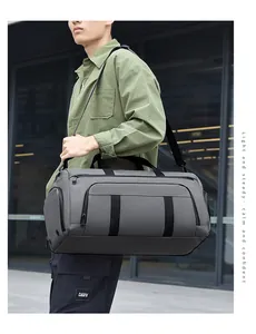 Detailansicht der wasserdichten grauen Reisetasche mit verstellbarem Gurt und Stoff