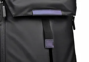 Nahaufnahme von wasserdichtem Nylongewebe mit irisierendem Laser-Zierband auf dem Rucksack