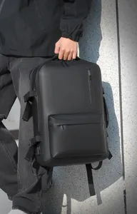 Detalle de la mochila de negocios negra impermeable con correas de compresión y hebillas