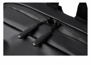 Detailaufnahme der glatten Zwei-Wege-Metallreißverschlüsse an einem schwarzen Rucksack