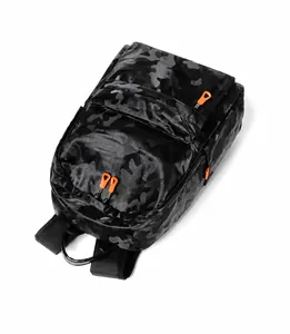 Vue de dessus du sac à dos camouflage avec tirettes de fermeture éclair orange vif