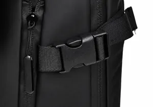 Detail der hochfesten Kunststoffschnalle und wasserdichten Reißverschluss am Rucksack