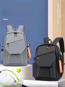 Détail d'un sac à dos pour ordinateur à rabat géométrique avec des accents orange vifs