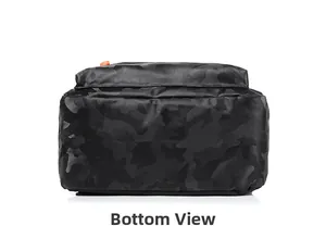 Vue détaillée du fond du sac à dos camouflage noir montrant la texture durable