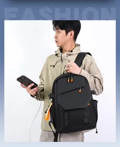 Détail du sac à dos étanche pour ordinateur avec fermetures éclair orange stylées