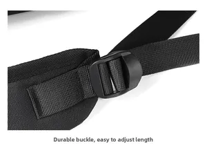Détail de bretelles rembourrées avec boucle réglable pour sac à dos en nylon noir