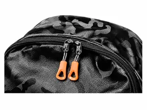 Détail d'un sac à dos camouflage gris avec double fermeture éclair et cordons orange