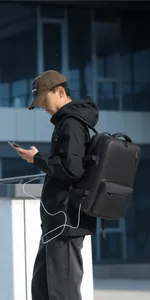 Detalle de mochila de negocios negra impermeable con puerto de carga USB externo