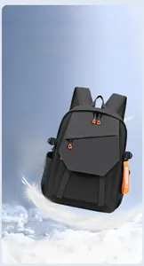 Détail du tissu imperméable léger et de la fermeture éclair orange du sac à dos noir