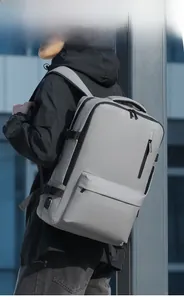 Detalle de mochila gris para negocios con puerto USB lateral y tela Oxford impermeable