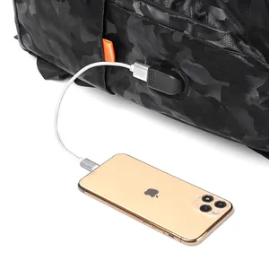 Sac à dos camouflage noir minimaliste avec port USB présenté sous un angle de 45°
