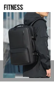 Primer plano de la tela oxford negra mate impermeable y el detalle de hebilla de la mochila