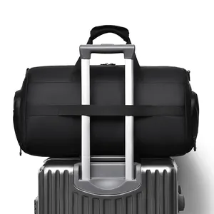 Schwarze Reisetasche mit großem Fassungsvermögen, Kofferband und wasserfestem Design