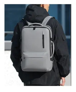 Vista trasera de la mochila de negocios gris en tela oxford impermeable para viajes