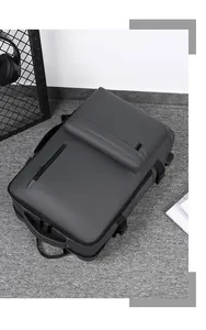 Detalle de mochila de negocios gris impermeable con compartimentos y cierres hebilla