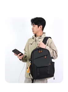 Détail d'un sac à dos pour ordinateur avec zips orange et sangles à boucles