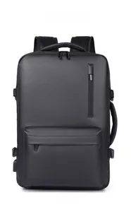 Vista frontal mochila de negocios negra impermeable con puerto USB y varios bolsillos