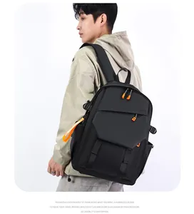 Détail du sac à dos pour ordinateur avec fermetures éclair orange vif sur le mannequin