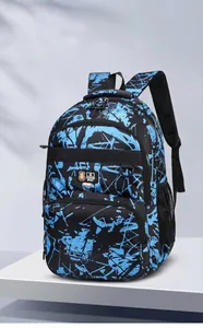 Detail van grote rugzak met blauw spetterpatroon en gewatteerde schouderbanden voor