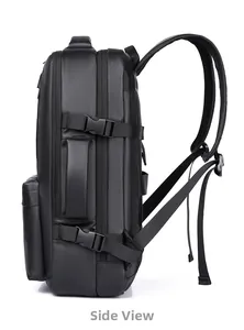 Vista lateral de la mochila de negocios negra con tela resistente y correas laterales
