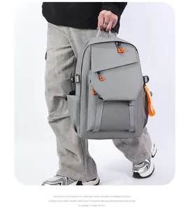 Détail du sac à dos business gris pour ordinateur avec touches orange et boucles de réglage