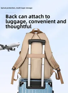 Détail du sac à dos kaki avec sangle pour bagages et protection de la colonne vertébrale