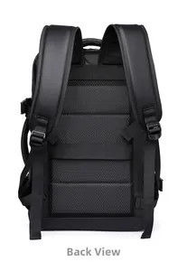 Detalle del panel trasero de malla transpirable y correa de equipaje en mochila negra