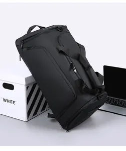 Dettaglio del borsone sportivo nero che mostra il tessuto impermeabile e il design multi-tasca