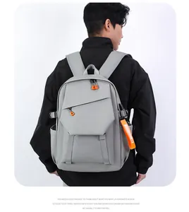 Détail du sac à dos gris avec fermetures orange et sangle décorative fashion