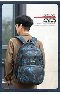 Detail van waterdichte camouflage rugzak met meerdere vakken en ergonomisch ontwerp