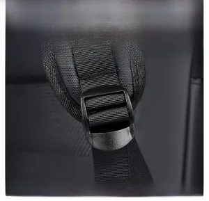 Vista macro de la hebilla ajustable y la correa reforzada en la mochila negra de negocios