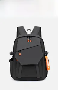 Détail d'un sac à dos d'ordinateur noir avec zip orange et dos en maille respirante