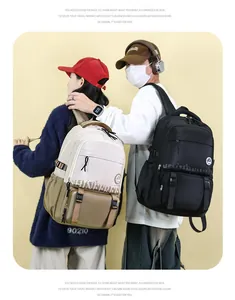 Détail d'un sac à dos en nylon haute densité beige et noir avec boucles de côté