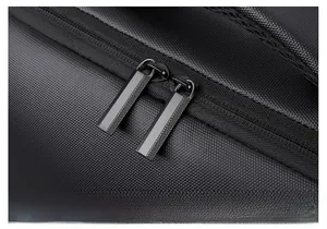 Primer plano detallado de cremalleras metálicas dobles en mochila de tela Oxford negra