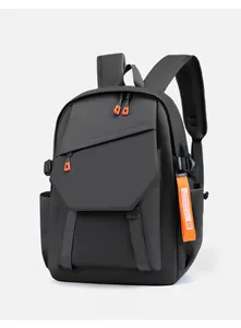Détail du sac à dos noir minimaliste avec ruban orange et tissu en nylon durable