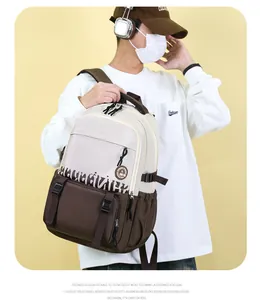 Gros plan du sac à dos contrasté élégant avec texte décoratif et badge de marque arrondi